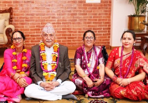 प्रधानमन्त्री ओलीद्वारा शुभ साइतमा  बहिनीहरुबाट टीका ग्रहण