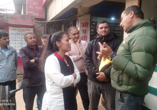 पुर्व शिक्षामन्त्री सुमना श्रेष्ठले गरे धार्के बजारका नागरिक सित भेटघट