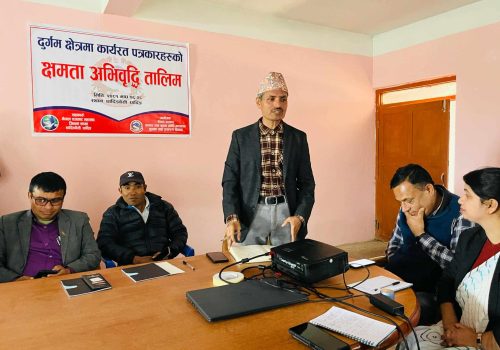 धादिङमा पत्रकारहरुलाई क्षमता अभिवृद्धि तालिम र घुम्ती शिविर  सम्पन्न