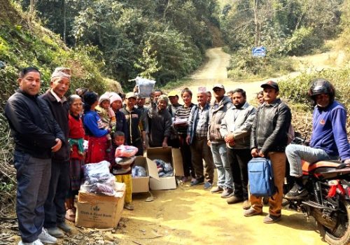 धुनिवेशी ६ का चेपाङ समुदायलाई  कपडा वितरण