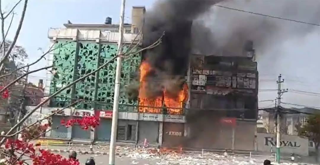 काठमाण्डौ तीनकुने घटनामा  पत्रकारसहित दुई जनाको ज्यान गयो, १४ ठाउँमा आगजनी