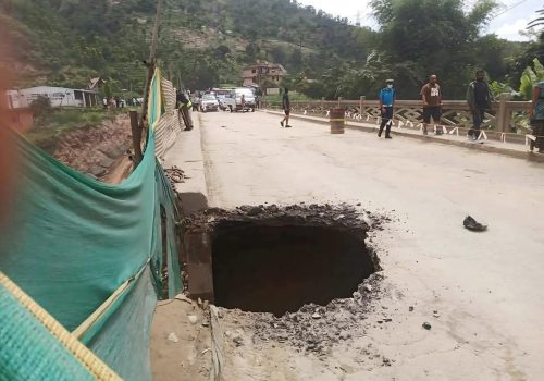 पृथ्वी राजमार्गस्थित थाक्रे ७ र ८जाेड्ने साेप्याङखाेला पुल भत्कियो, दुईतर्फ सवारी अवरुद्ध