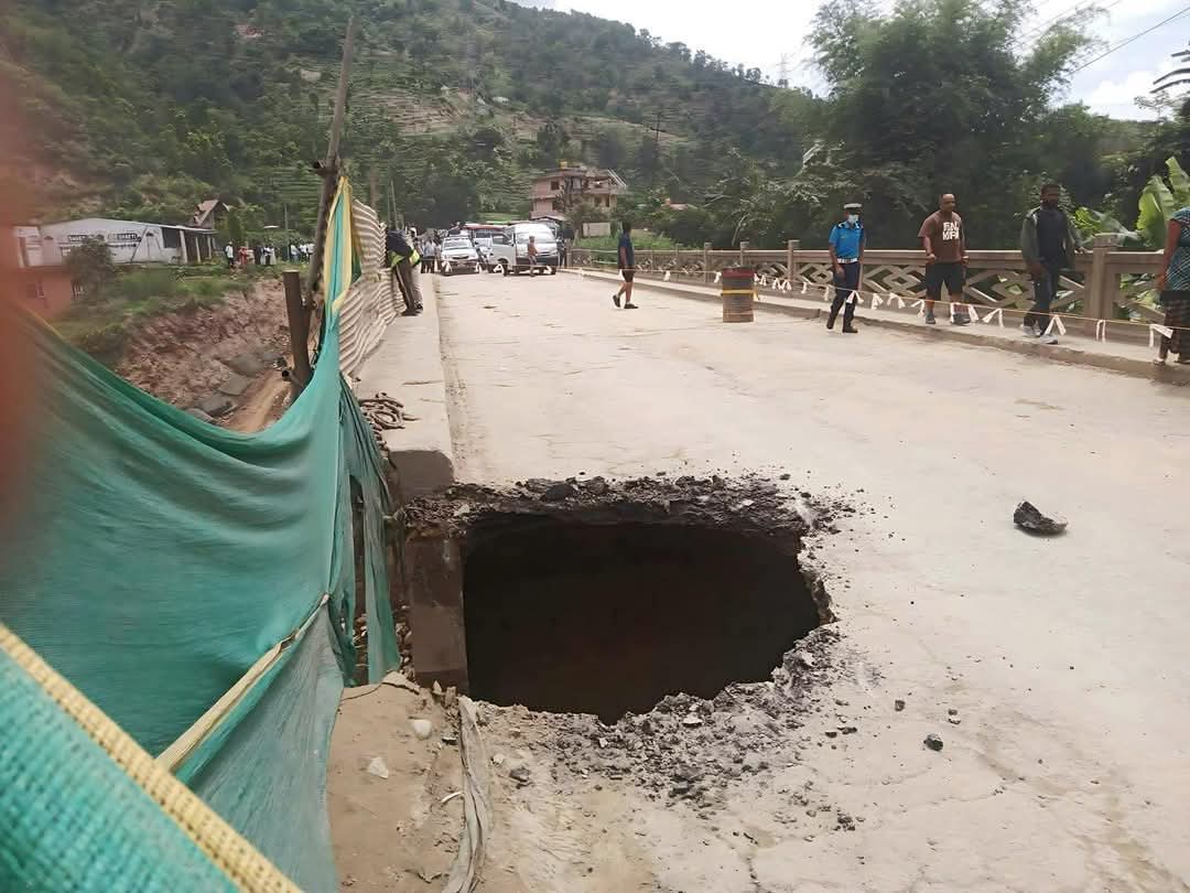 पृथ्वी राजमार्गस्थित थाक्रे ७ र ८जाेड्ने साेप्याङखाेला पुल भत्कियो, दुईतर्फ सवारी अवरुद्ध