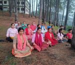 थाक्रे १० वडा अध्यक्ष सहित स्थानिय व्यक्तिहरु जिवन याेग प्रयाेगशाला मा रमाउदै