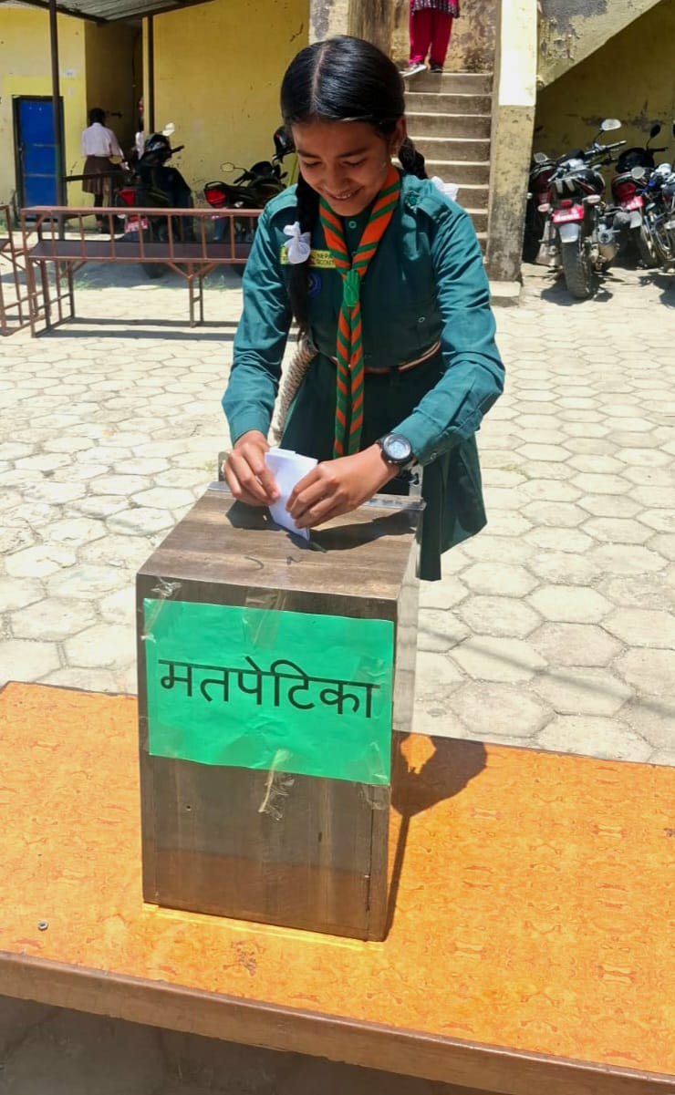 ज्योति माध्यमिक विद्यालयमा आम निर्वाचनको झल्को मेटाउने नमुना निर्वाचन।
