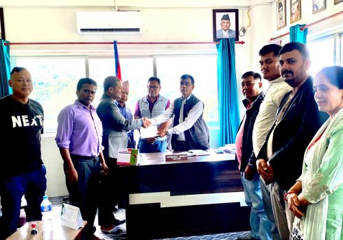 माओवादी केन्द्र द्वारा थाक्रे र धुनिबेशीमा बुझाए  ज्ञापन पत्र