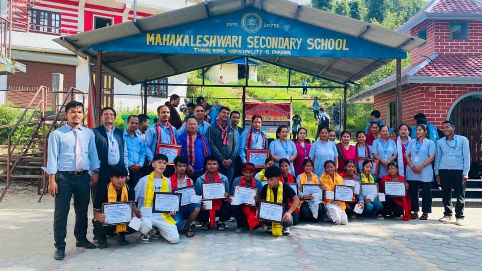 महाङ्कालेश्वरी विद्यालयमा खेलकुद तथा शैक्षिक सामग्री वितरण