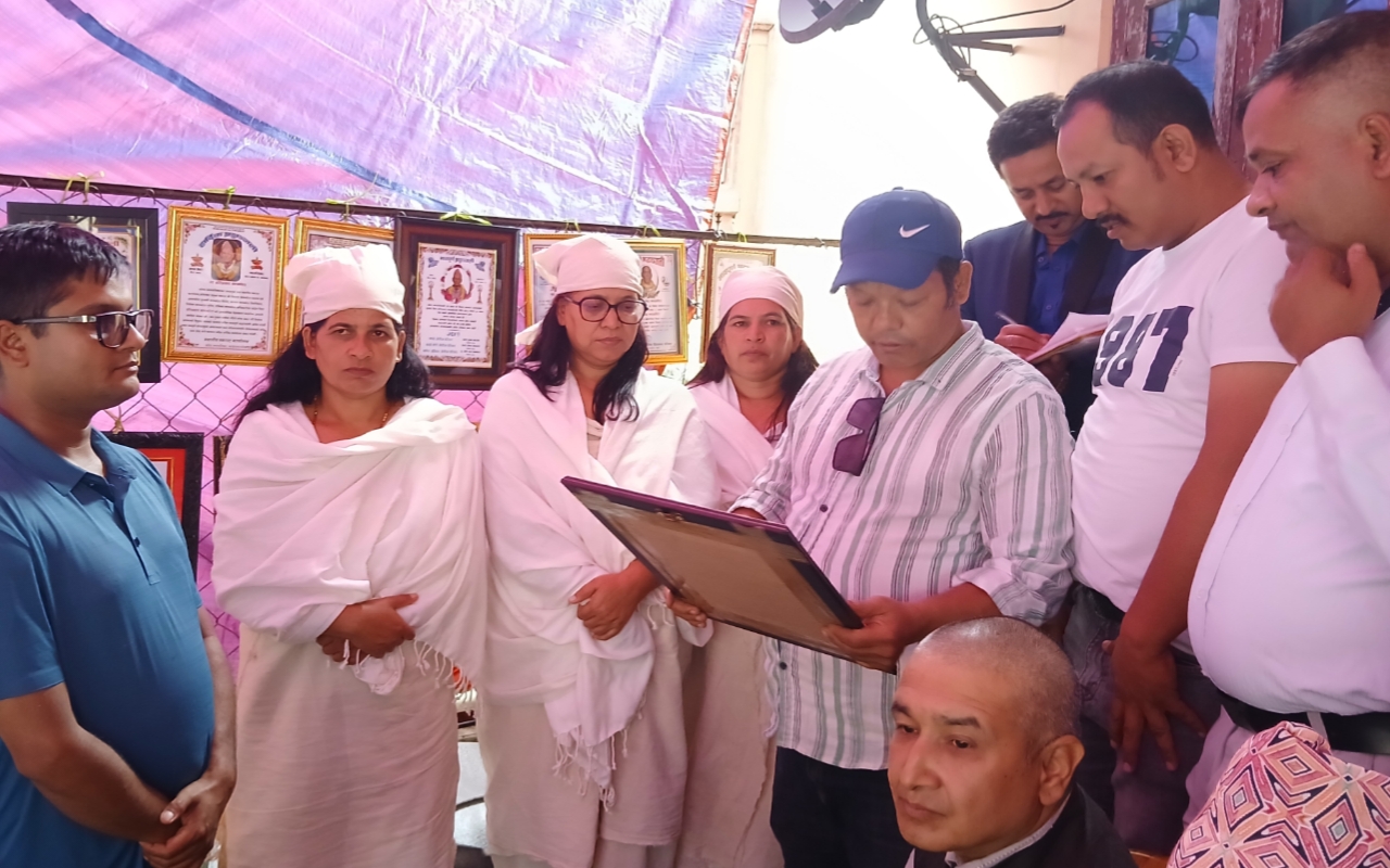 सापकोटा परिवारलाई समवेदना दिन एमालेका केन्द्रीय नेतादेखि जिल्ला तहका नेताहरु काभ्रे पुगे