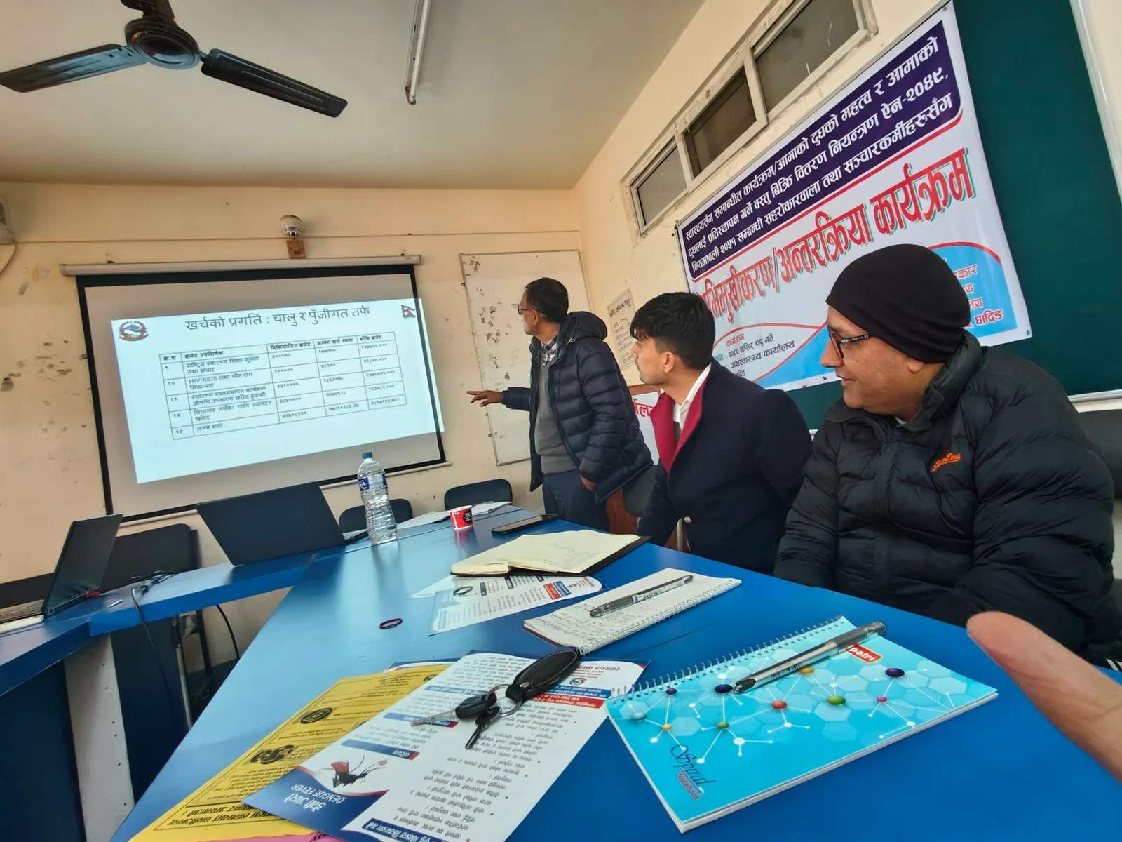 संचारकर्मी र जनस्वास्थ्य कार्यालय धादिङ विच अन्तरक्रिया : आमाकाे दूध शिशुका लागि उत्तम खानेकुरा