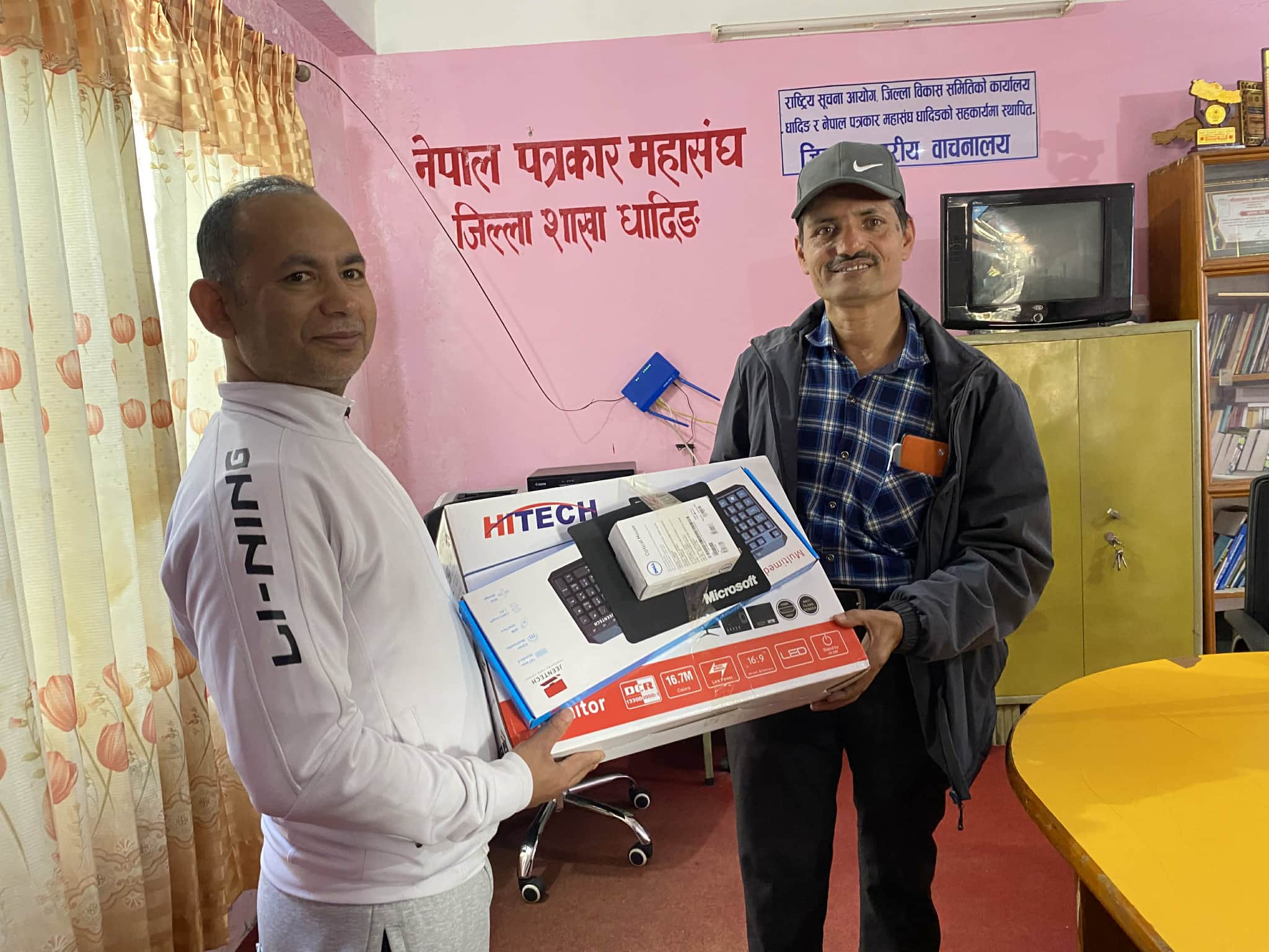 नेपाल पत्रकार महासंघलाई कम्प्यूटर हस्तान्तरण