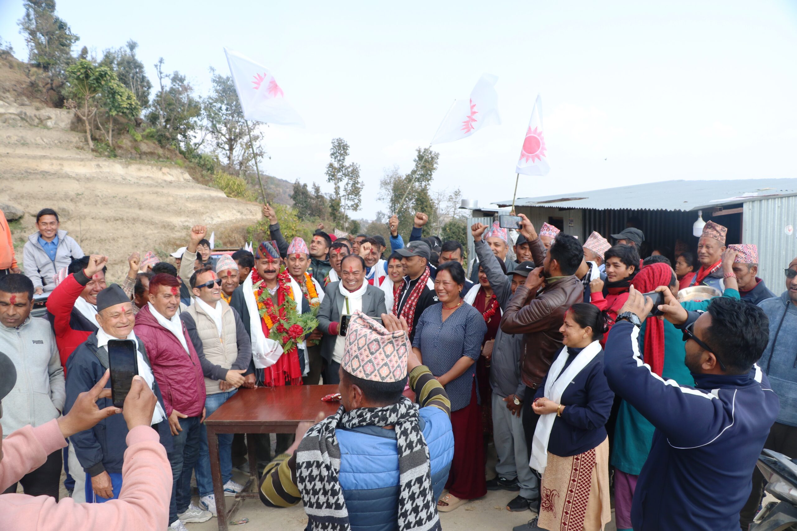 सडक, सिंचाइ र स्वास्थ्यमा प्राथमिकता दिन मतदाता द्वारा उम्मेदवार त्रिपाठीलाई आग्रह