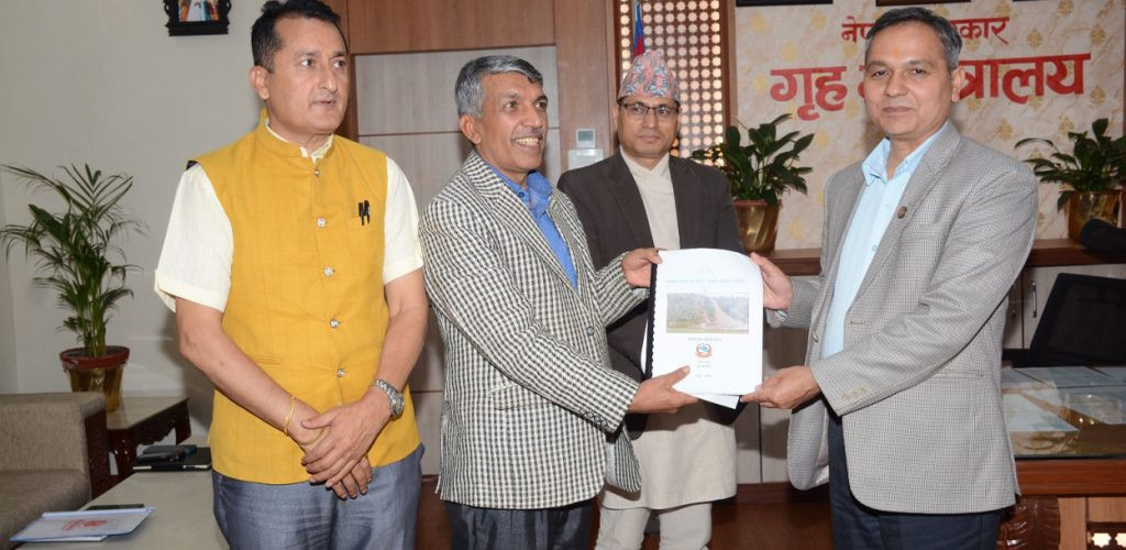 धादिङ बस दुर्घटना छानबिन प्रतिवेदन गृहमन्त्रीसमक्ष
