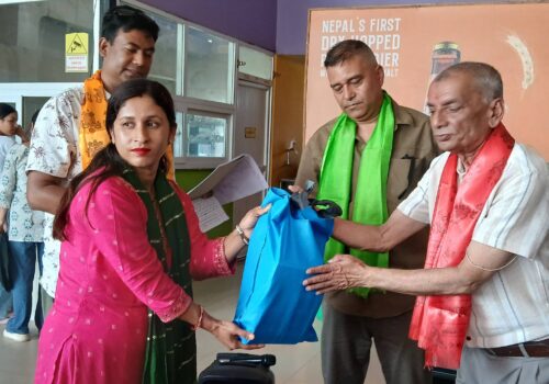 शैक्षिक प्रेरणा समूह द्वारा धादिङका १३ विद्यालयका ७७ जना विद्यार्थीलाई शैक्षिक सामग्री वितरण