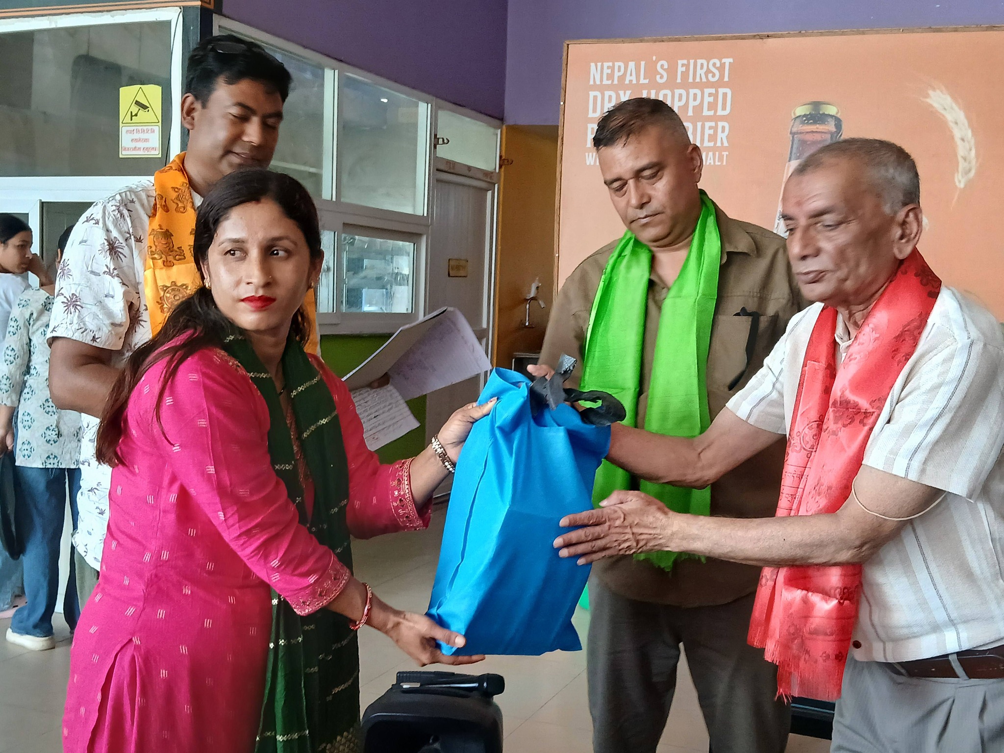 शैक्षिक प्रेरणा समूह द्वारा धादिङका १३ विद्यालयका ७७ जना विद्यार्थीलाई शैक्षिक सामग्री वितरण