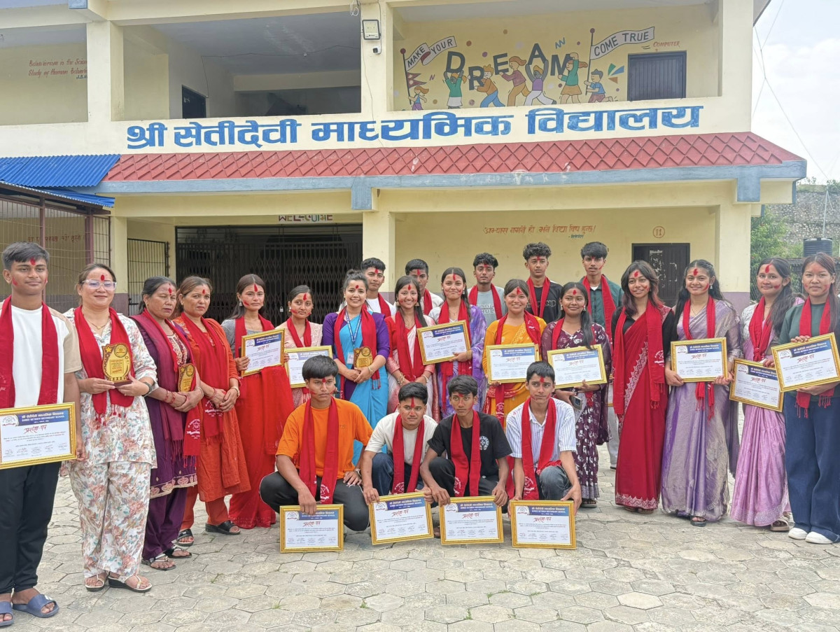 सेतीदेवी माध्यमिक विद्यालयमा एसईई मा उत्कृष्ट नतिजा हासिल गर्ने विद्यार्थी तथा विषयगत शिक्षकहरूलाई एक सम्मान