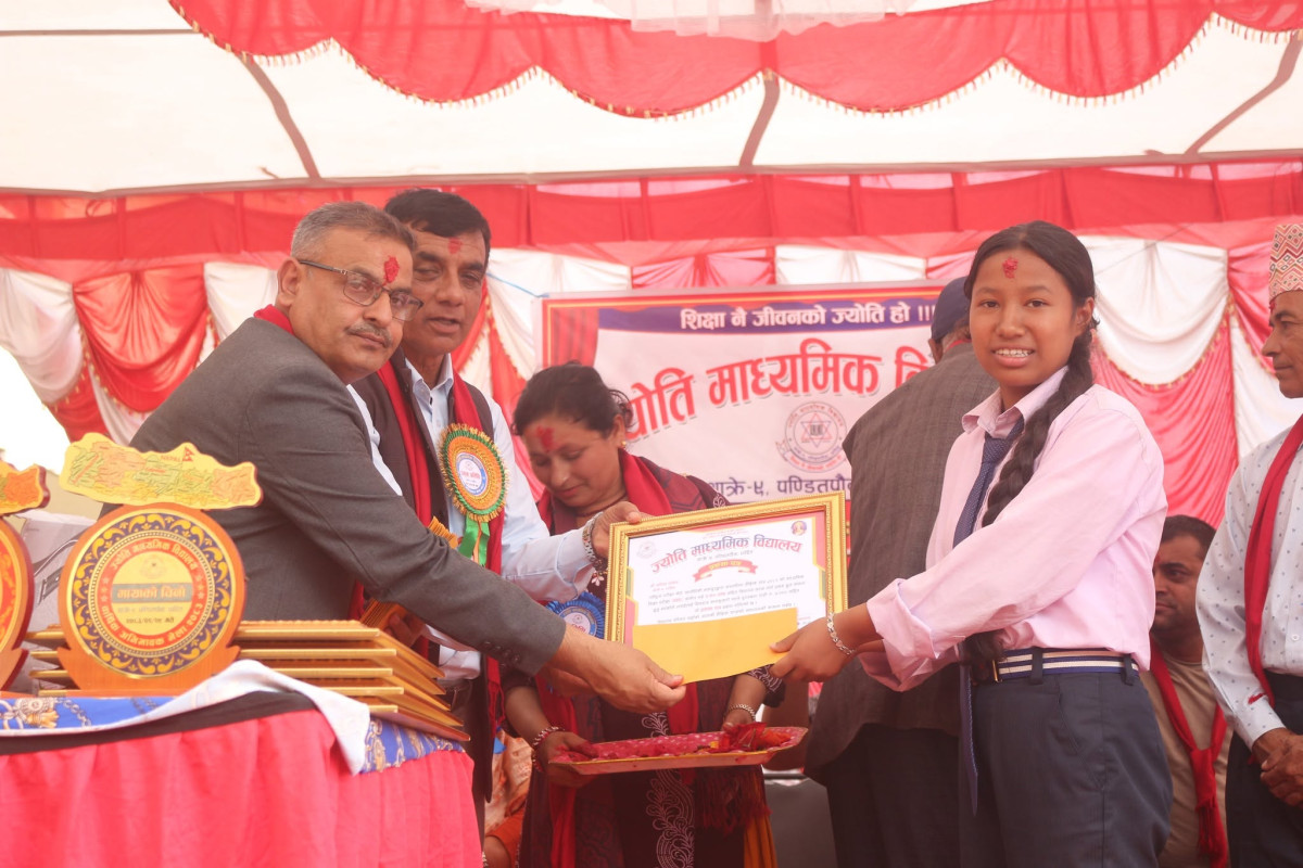 ज्योति माध्यमिक विद्यालयमा वार्षिक अभिभावक भेला तथा पुरस्कार वितरण कार्यक्रम सम्पन्न