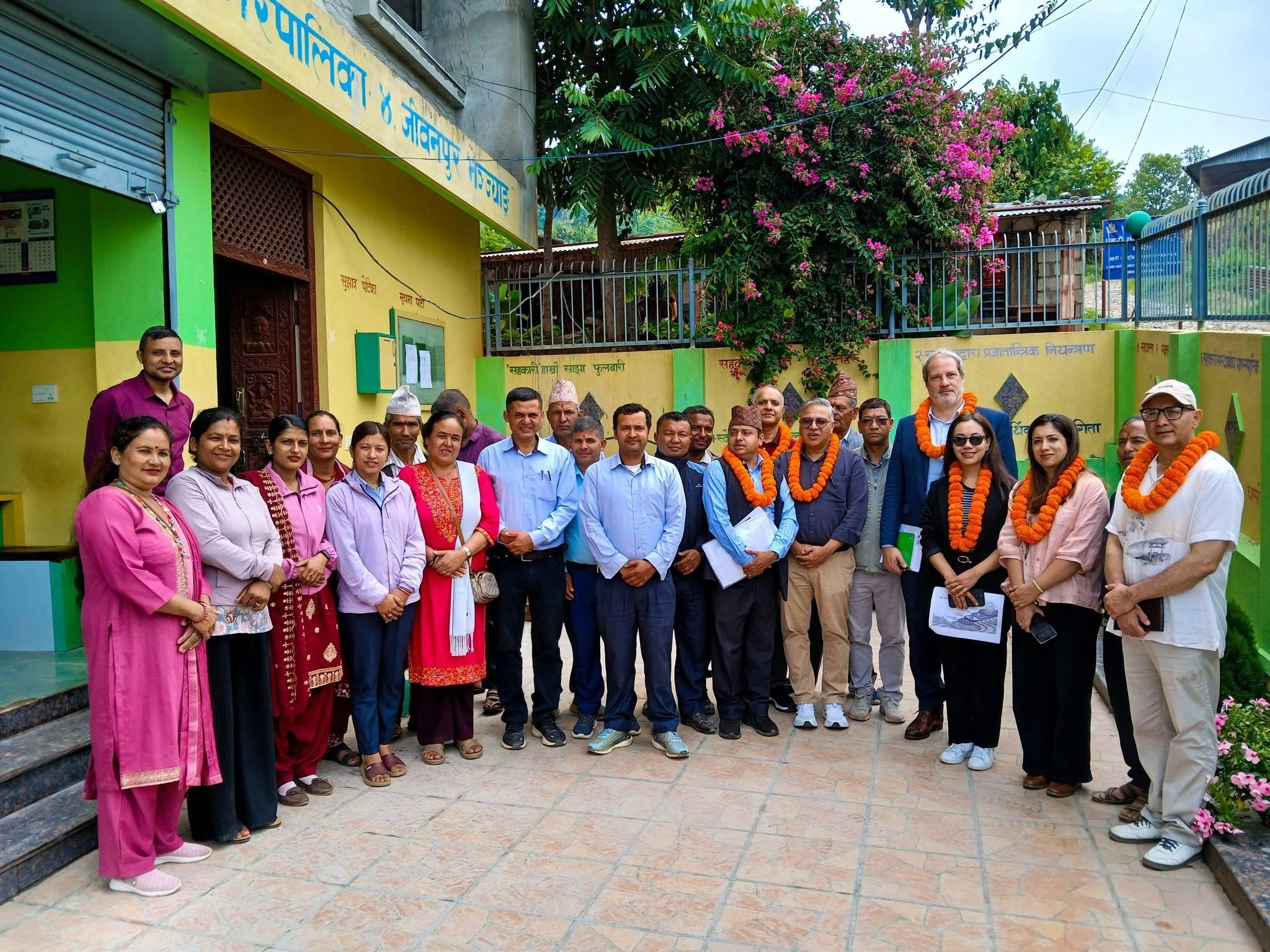 जीवनपुर सानाकिसान कृषि सहकारीको अवलोकनमा साना किसान विकास लघुवित्तका सीईओ अधिकारी र एडीबी टोली