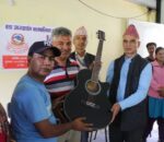 धुनीबेसी–९ मा ‘वडा अध्यक्षसँग बालबालिका’ कार्यक्रम सम्पन्न, विद्यालयलाई ५ थान गिटार हस्तान्तरण