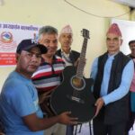धुनीबेसी–९ मा ‘वडा अध्यक्षसँग बालबालिका’ कार्यक्रम सम्पन्न, विद्यालयलाई ५ थान गिटार हस्तान्तरण