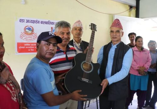 धुनीबेसी–९ मा ‘वडा अध्यक्षसँग बालबालिका’ कार्यक्रम सम्पन्न, विद्यालयलाई ५ थान गिटार हस्तान्तरण