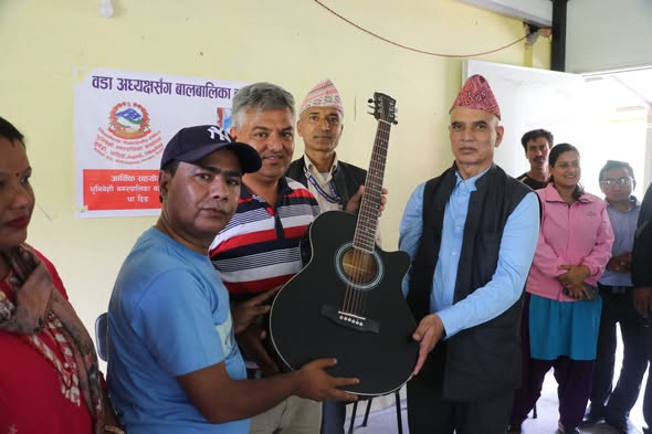 धुनीबेसी–९ मा ‘वडा अध्यक्षसँग बालबालिका’ कार्यक्रम सम्पन्न, विद्यालयलाई ५ थान गिटार हस्तान्तरण