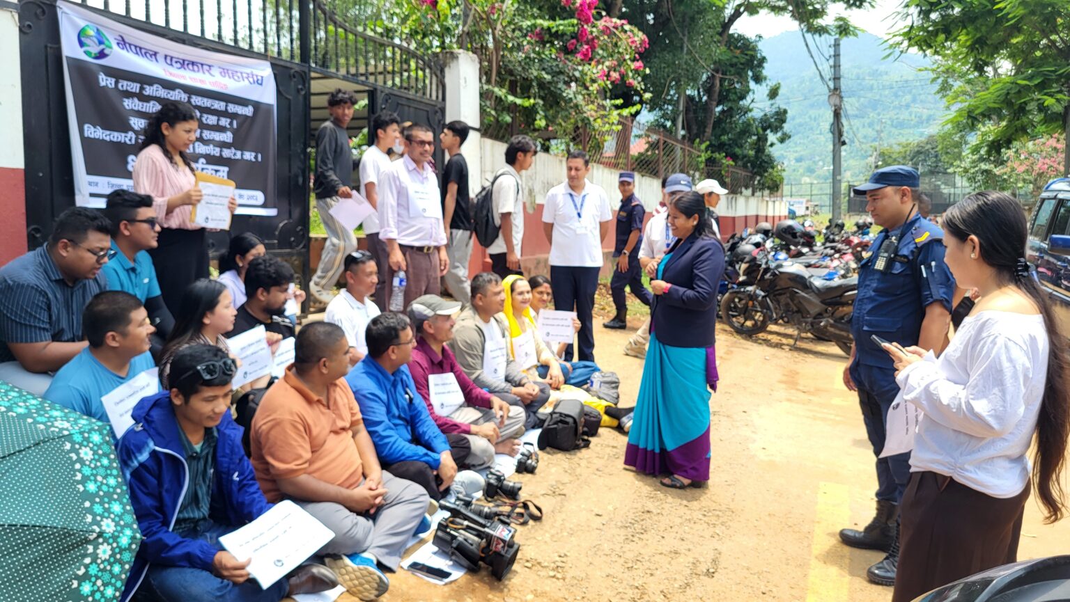 प्रेस स्वतन्त्रता र समान विज्ञापन वितरणको माग गर्दै पत्रकार महासंघ धादिङको धर्ना