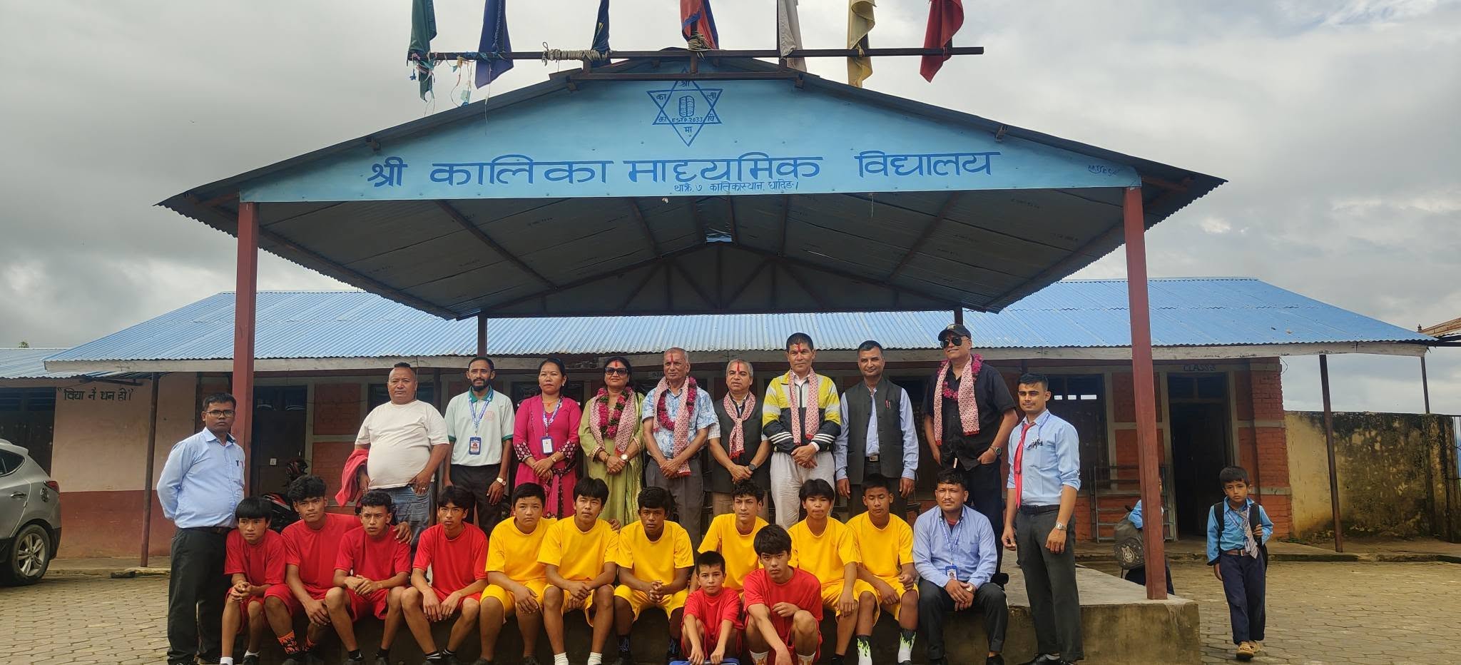 सामाजिक अभियन्ता किरण शर्माको टोलीद्वारा थाक्रेका दुई विद्यालयमा शैक्षिक तथा खेलकुद सामग्री सहयोग