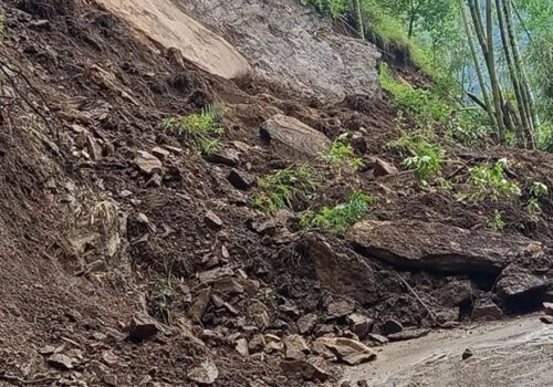 वर्षाका कारण विभिन्न सडक अवरुद्ध, केही सडकमा राति सवारी रोक