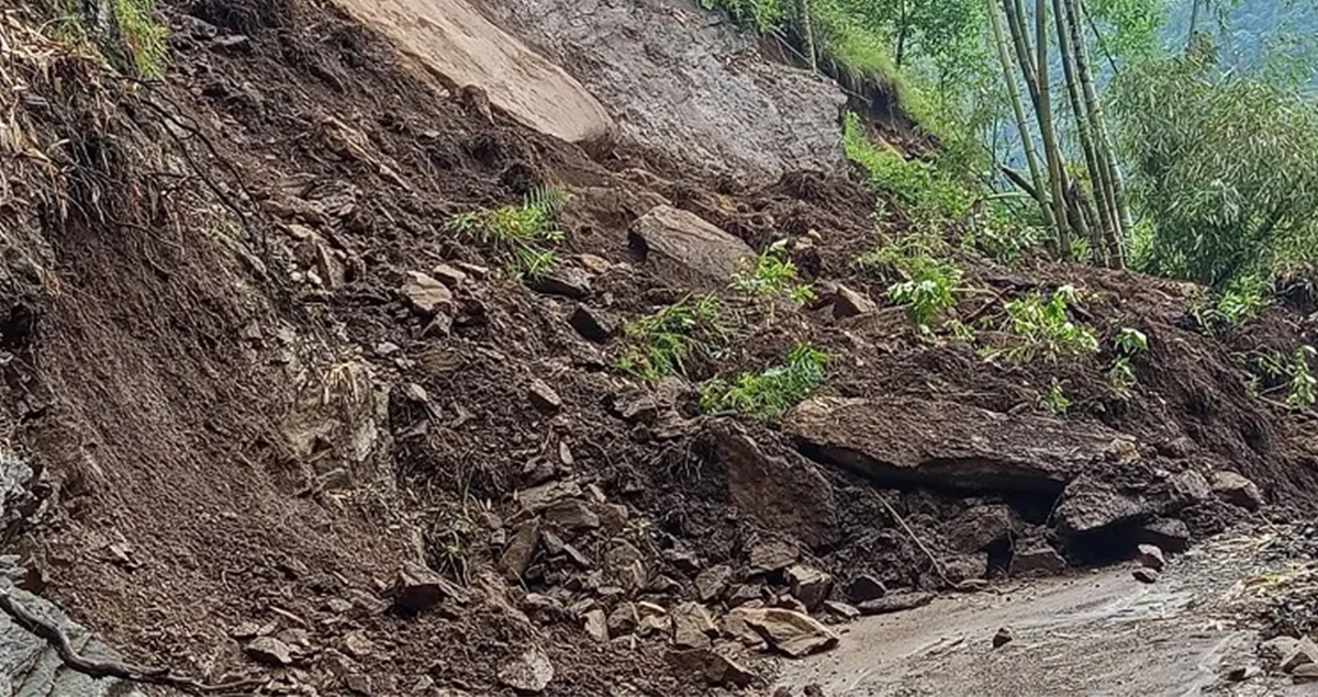 वर्षाका कारण विभिन्न सडक अवरुद्ध, केही सडकमा राति सवारी रोक