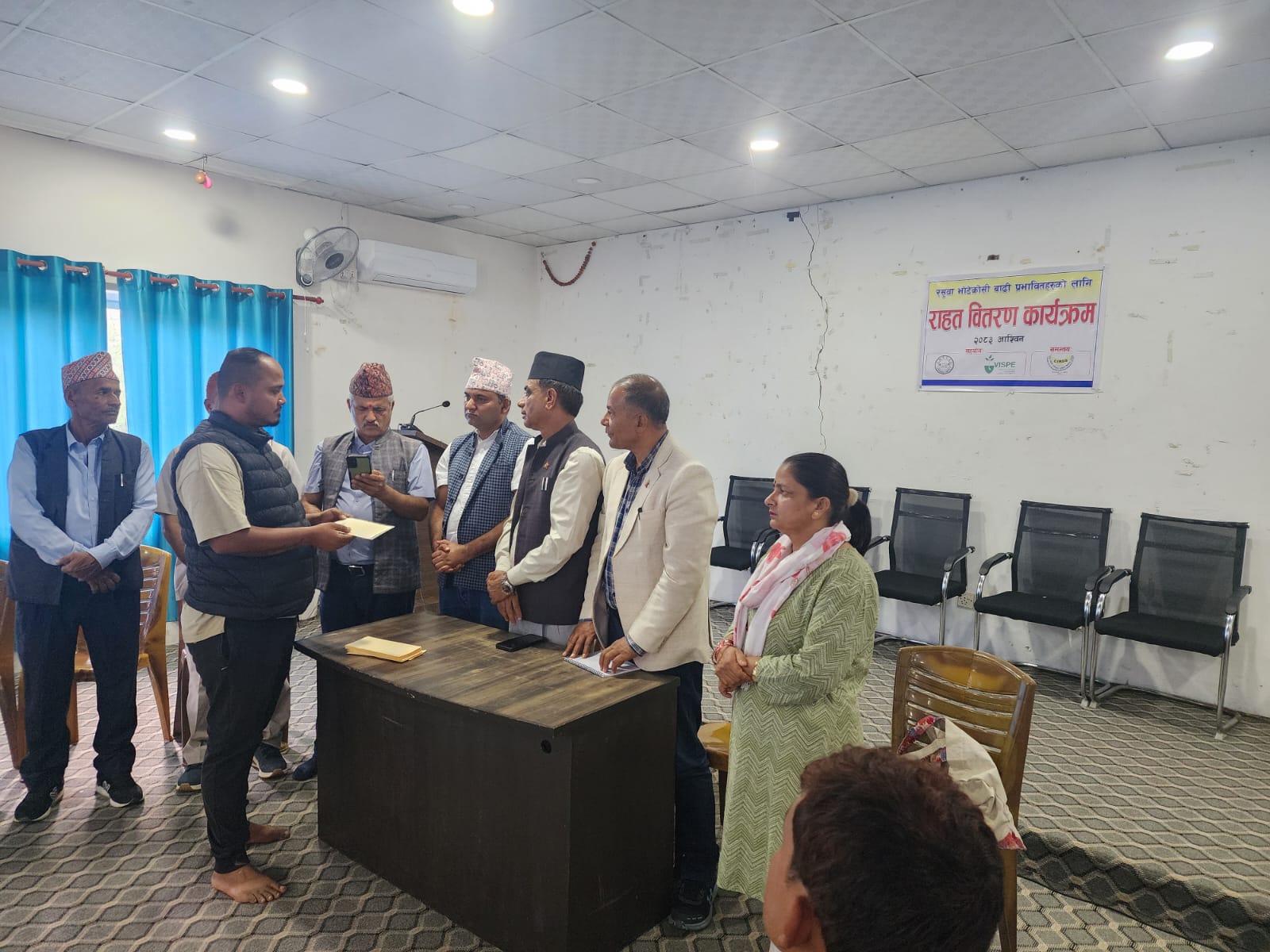 थाक्रेमा बाढीपीडित परिवारलाई गोनेसाद्वारा नगद सहयोग